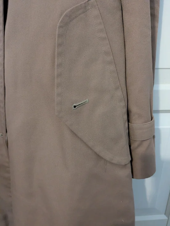 Men's Classic Burberry Tan Trench Coat - Picture 4 of 7